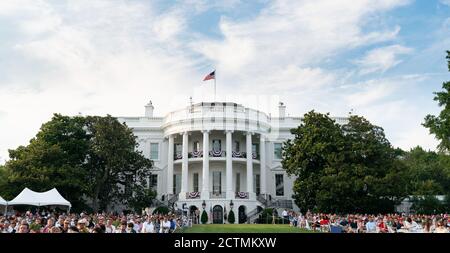 Am 4. Juli 2020 versammelten sich eingeladene Gäste auf dem South Lawn des Weißen Hauses zum Salute to America Event, einer Feier der Unabhängigkeit der USA und des Patriotismus, bei dem militärische Auszeichnungen und ein großes Feuerwerk stattfanden. Stockfoto
