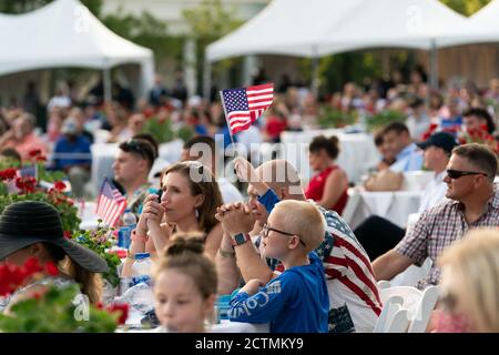 Salute to America 2020. Ein junger Gast, der an der Veranstaltung "Salute to America 2020" teilnimmt, schwingt eine amerikanische Flagge, während Präsident Donald J. Trump am Samstag, den 4. Juli 2020, auf dem South Lawn des Weißen Hauses Bemerkungen hält. Stockfoto