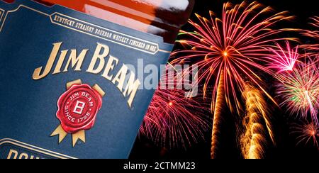 Guilin, China 8. März 2020 das Logo auf einer Flasche Jim Beam A Kentucky Straight Bourbon Whiskey Stockfoto