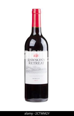 Guilin, China 5. März 2020 EINE Flasche Rawson's Retreat Merlot. Ein aus Südaustralien importierter Rotwein, isoliert auf weißem Hintergrund Stockfoto