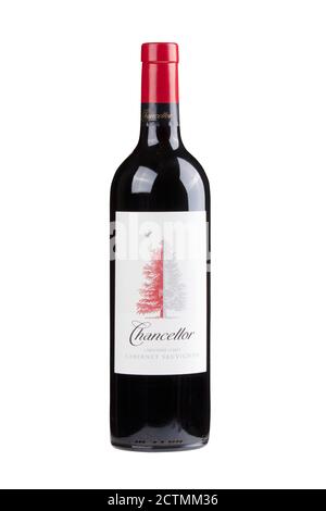 Guilin, China 8. März 2020 EINE Flasche Chancellor Cabernet Sauvignon. Ein aus Australien importierter Rotwein, isoliert auf weißem Hintergrund Stockfoto