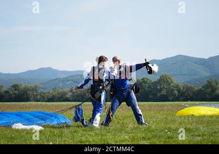 Tandem Fallschirm springen Emotionen kurz nach dem Moment der Landung bunten Schuss in Slavnica, Slowakei am 19. September 2020. Action-Kamera verwenden. Stockfoto