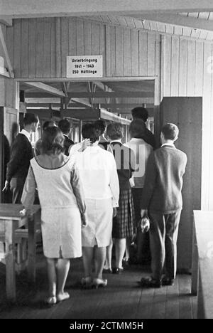 Gruppe der Aktion Sühnezeichen besucht 1964 eine ehemalige KZ-Baracke, historisches Foto 1964 Stockfoto