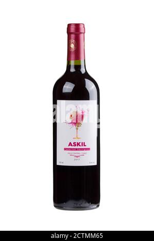 Guilin, China 8. März 2020 EINE Flasche Askil Cabernet Sauvignon. Ein aus Chile importierter Rotwein, isoliert auf weißem Hintergrund Stockfoto