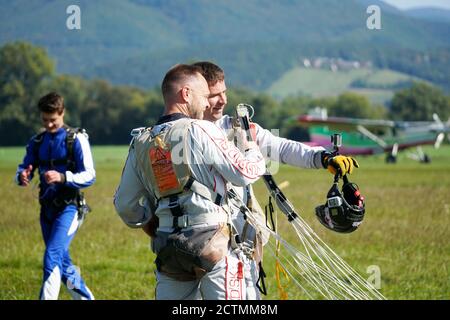 Tandem Fallschirm springen Emotionen kurz nach dem Moment der Landung bunten Schuss in Slavnica, Slowakei am 19. September 2020. Action-Kamera verwenden. Stockfoto