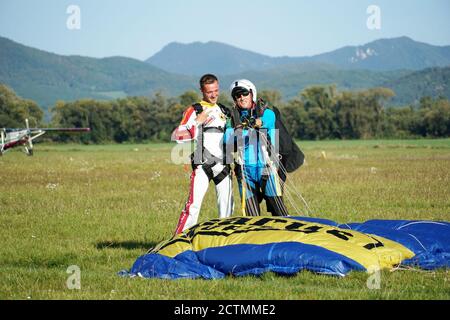 Tandem Fallschirm springen Emotionen kurz nach dem Moment der Landung bunten Schuss in Slavnica, Slowakei am 19. September 2020. Action-Kamera verwenden. Stockfoto