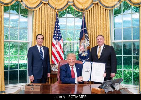 Am 14. Juli 2020 unterzeichnete Präsident Donald Trump im Oval Office den Hong Kong Autonomy Act (H.R. 7440). Finanzminister Steven Mnuchin und Außenminister Mike Pompeo schlossen sich ihm während der Unterzeichnung an. Stockfoto
