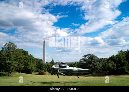 Präsident Trump Besucht Das Walter Reed National Military Medical Center. Marine One mit Präsident Donald J. Trump hebt am Samstag, den 11. Juli 2020, vom South Lawn des Weißen Hauses ab, um Präsident Trumps Flug zu besuchen, um verwundete Krieger, COVID-19-Responder und Mitarbeiter des Walter Reed National Military Medical Center in Bethesda, MD Stockfoto