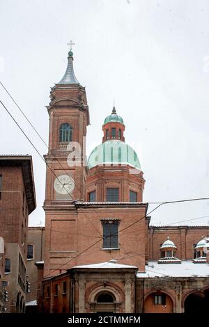 Nahaufnahme. Asinelli Turm von Bologna im Winter, bedeckt von Schnee. Weißer Himmel im Hintergrund. Emilia Romagna Region ( Italien ) Stockfoto