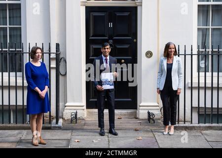 Schatzkanzler Rishi Sunak mit Dame Carolyn Julie Fairbairn, Generaldirektorin des CBI, und Frances O'Grady, Generalsekretärin des TUC, vor der Downing Street Nr. 11, bevor sie zum Unterhaus aufbrechen, um den Abgeordneten Einzelheiten seines Winterwirtschaftsplans zu geben. Stockfoto