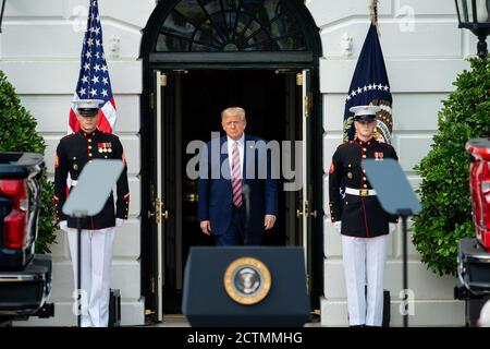Rollback-Regeln für alle Amerikaner Ereignis zu helfen. Präsident Donald J. Trump geht aus dem Weißen Haus, um beim Rolling Back Regulations to Help All Americans Event am Donnerstag, dem 16. Juli 2020, auf dem South Lawn des Weißen Hauses Bemerkungen zu machen. Stockfoto