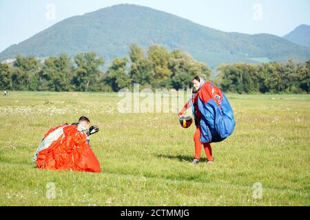 Tandem Fallschirm springen Emotionen kurz nach dem Moment der Landung bunten Schuss in Slavnica, Slowakei am 19. September 2020. Action-Kamera verwenden. Stockfoto