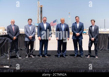 Präsident Trump in Texas. Präsident Donald J. Trump kommt am Mittwoch, den 29. Juli 2020, beim Double Eagle Oil Rig in Midland, Texas an und wird von den Führungskräften von Double Eagle Energy begrüßt. Stockfoto