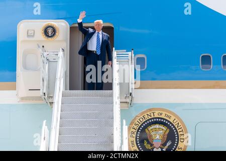 Am 29. Juli 2020 verließ Präsident Donald Trump die Air Force One im Midland International Air and Space Port in Midland, Texas, wo er von lokalen Führern, darunter Gouverneur Greg Abbott und anderen politischen Persönlichkeiten begrüßt wurde. Stockfoto