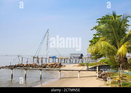 Indien, Kerala, Cochin - Kochi, Vipin Island, chinesische Fischernetze Stockfoto