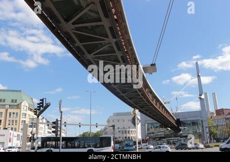 Strecke der Wuppertaler Schwebebahn und des Bahnhofs, im Zentrum von Wuppertal. Ruhrgebiet, Deutschland, Europa. Stockfoto