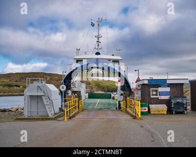 Die Interisland Ro-Ro Autofähre Bigga am Fährhafen Gutcher auf der Insel Yell in Shetland, UK Stockfoto