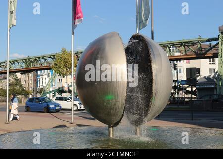 Wuppertal, Ruhrgebiet, Deutschland, Europa: Wasserbrunnen in der Fußgängerzone von Wuppertal, die Strecke der Schwebebahn im Hintergrund. Stockfoto