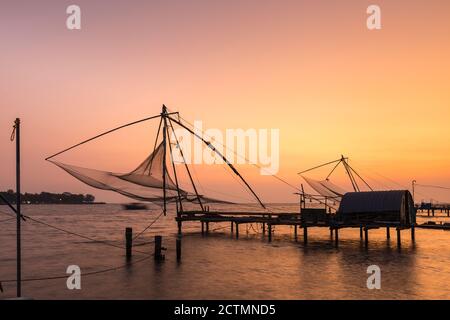 Indien, Kerala, Cochin - Kochi, Vipin Island, chinesische Fischernetze Stockfoto