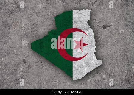 Karte und Flagge Algeriens auf verwittertem Beton Stockfoto