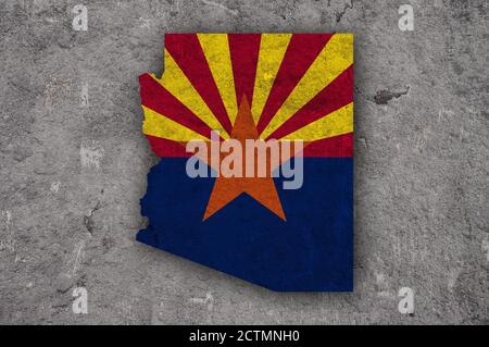 Karte und Flagge von Arizona auf verwittertem Beton Stockfoto