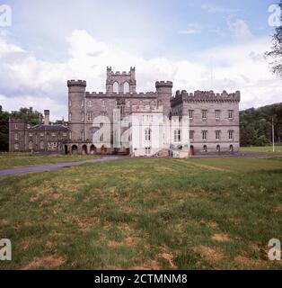 1960er Jahre, historisches Bild zeigt das Äußere und die Rückseite von Taymouth Castle, Kenmore, Tayside, Schottland, eines der beeindruckendsten und bedeutendsten Gebäude des Landes aus dem Jahr 1806 im neogotischen Baustil erbaut. Das Schloss ist berühmt dafür, dass es 1842 von Königin Victoria und Prinz Albert besucht wurde. Stockfoto