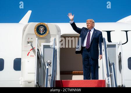 Präsident Trump in PA. Präsident Donald J. Trump winkt, als er die Air Force One am Wilkes-Barre Scranton International Airport in Avoca, Pennsylvania, am Donnerstag, 20. August 2020, verlässt und von Gästen und Unterstützern begrüßt wird. Stockfoto