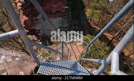 Blick nach unten auf Metalltreppen, die auf die Spitze eines Sandsteinfelsen in der Nähe von Dorf Dahn, Pfälzer Wald, Rheinland-Pfalz umgeben. Stockfoto