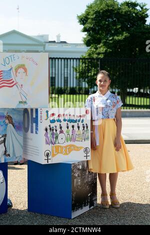 Aufbau der Bewegung Ausstellung: Amerikas Jugend feiert 100 Jahre Frauenwahlrecht. Charlotte, eine 12-jährige Studentin aus Canton, Ohio, posiert für ein Foto von ihrem Kunstwerk während First Lady Melania Trumps „Building the Movement Exhibit: America’s Youth Celebrate 100 Years of Women’s Suffrage“ Montag, 24. August 2020, auf der Pennsylvania Avenue vor dem Weißen Haus. Stockfoto