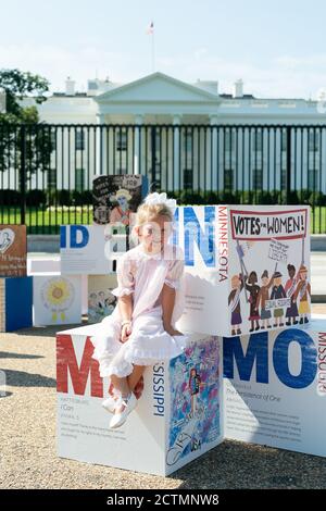 Aufbau der Bewegung Ausstellung: Amerikas Jugend feiert 100 Jahre Frauenwahlrecht. Vivian, eine 5-jährige Studentin aus Hattiesburg, Mississippi, posiert für ein Foto mit ihrem Kunstwerk während First Lady Melania Trumps „Building the Movement Exhibit: America’s Youth Celebrate 100 Years of Women’s Suffrage“ Montag, 24. August 2020, auf der Pennsylvania Avenue vor dem Weißen Haus. Stockfoto