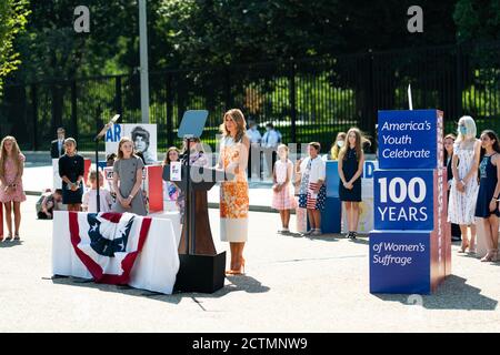 Aufbau der Bewegung Ausstellung: Amerikas Jugend feiert 100 Jahre Frauenwahlrecht. First Lady Melania Trump hält Bemerkungen während der Ausstellung „Building the Movement Exhibit: America’s Youth Celebrate 100 Years of Women’s Suffrage“ am Montag, den 24. August 2020, auf der Pennsylvania Avenue vor dem Weißen Haus. Stockfoto