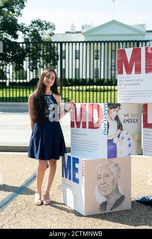 Aufbau der Bewegung Ausstellung: Amerikas Jugend feiert 100 Jahre Frauenwahlrecht. Vainavi, eine 17-jährige Studentin aus Bethesda, MD., posiert für ein Foto von ihrem Kunstwerk während First Lady Melania Trumps „Building the Movement Exhibit: America’s Youth Celebrate 100 Years of Women’s Suffrage“ Montag, 24. August 2020, auf der Pennsylvania Avenue vor dem Weißen Haus. Stockfoto