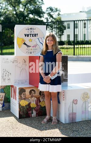 Aufbau der Bewegung Ausstellung: Amerikas Jugend feiert 100 Jahre Frauenwahlrecht. Charlotte, eine 11-jährige Studentin aus Haymarket, VA., posiert für ein Foto von ihrem Kunstwerk während First Lady Melania Trumps „Building the Movement Exhibit: America’s Youth Celebrate 100 Years of Women’s Suffrage“ Montag, 24. August 2020, auf der Pennsylvania Avenue vor dem Weißen Haus. Stockfoto