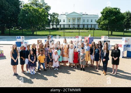 Aufbau der Bewegung Ausstellung: Amerikas Jugend feiert 100 Jahre Frauenwahlrecht. First Lady Melania Trump posiert für ein Foto mit studentischen Künstlern während der „Building the Movement Exhibit: America’s Youth Celebrate 100 Years of Women’s Suffrage“ Montag, 24. August 2020, auf der Pennsylvania Avenue vor dem Weißen Haus. Stockfoto