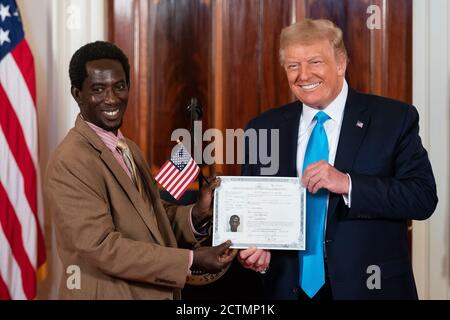 Präsident Trump nimmt an einer Einbürgerungszeremonie Teil. Präsident Donald J. Trump nimmt an einer Einbürgerungszeremonie in der Kreuzhalle des Weißen Hauses am Montag, den 25. August 2020 Teil. Stockfoto