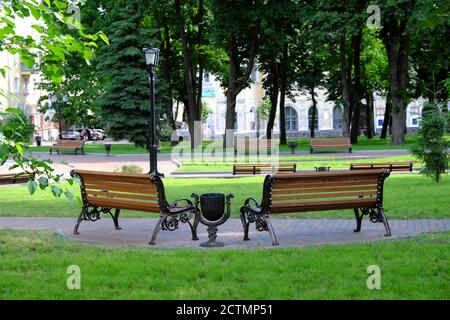 Die leeren Bänke auf der städtischen Gasse in Tschernihiw. Stockfoto