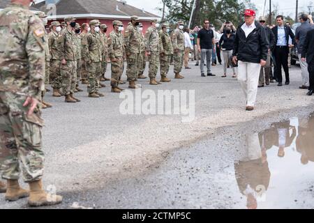 Präsident Trump in Louisiana. Präsident Donald J. Trump besucht am Samstag, den 29. August 2020, im Cougar Stadium in Lake Charles, La. Etwa 200 Soldaten der Nationalgarde, um den durch Hurrikan Laura verursachten Schaden zu sehen. Stockfoto