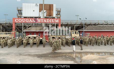 Präsident Trump in Louisiana. Präsident Donald J. Trump besucht am Samstag, den 29. August 2020, im Cougar Stadium in Lake Charles, La. Etwa 200 Soldaten der Nationalgarde, um den durch Hurrikan Laura verursachten Schaden zu sehen. Stockfoto