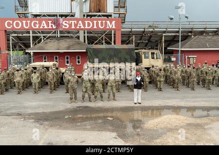 Präsident Trump in Louisiana. Präsident Donald J. Trump besucht am Samstag, den 29. August 2020, im Cougar Stadium in Lake Charles, La. Etwa 200 Soldaten der Nationalgarde, um den durch Hurrikan Laura verursachten Schaden zu sehen. Stockfoto