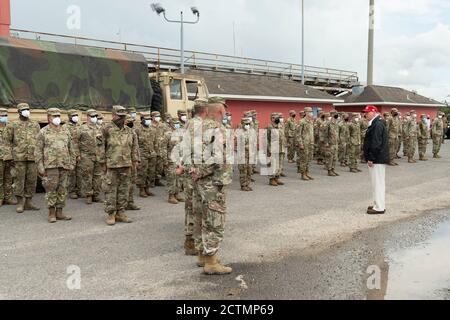 Präsident Trump in Louisiana. Präsident Donald J. Trump besucht am Samstag, den 29. August 2020, im Cougar Stadium in Lake Charles, La. Etwa 200 Soldaten der Nationalgarde, um den durch Hurrikan Laura verursachten Schaden zu sehen. Stockfoto