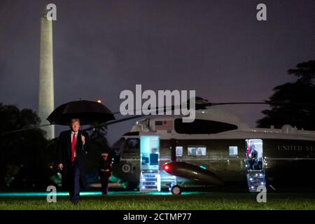 Präsident Trump kehrt aus AZ zurück. Präsident Donald J. Trump trägt einen Regenschirm, als er am Dienstagabend, dem 5. Mai 2020, Marine One auf dem South Lawn des Weißen Hauses landet und von seiner Reise nach Phoenix zurückkehrt. Stockfoto