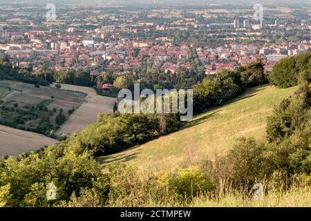 Panoramablick auf Bologna von den Hügeln Bolognese. Die Stadt im Hintergrund mit ländlichen Feldern und Weizen in der Nähe. Abendmoment, fast bei Sonnenuntergang Emili Stockfoto