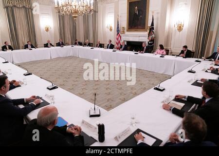 Präsident Trump trifft sich mit republikanischen Kongressabgeordneten. Präsident Donald J. Trump begrüßt republikanische Kongressabgeordnete am Freitag, den 8. Mai 2020, zu einem Treffen im Staatlichen Speisesaal des Weißen Hauses. Stockfoto