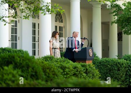 Nationaler Gebetstag. Präsident Donald J. Trump, zusammen mit First Lady Melania Trump, bittet Mitglieder des Spirit of Faith Christian Center Choir, ein weiteres Lied während des Nationalen Gebetstages des Weißen Hauses am Donnerstag, den 7. Mai 2020, im Rosengarten des Weißen Hauses zu singen. Stockfoto