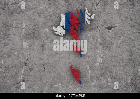 Karte und Flagge der Färöer Inseln auf verwittertem Beton Stockfoto