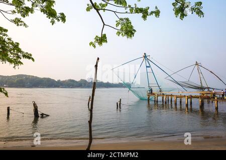 Indien, Kerala, Cochin - Kochi, Vipin Island, chinesische Fischernetze Stockfoto