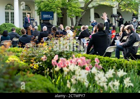 White House Coronavirus Update Briefing. Präsident Donald J. Trump verweist auf einen Reporter für eine Frage am Montag, den 27. April 2020, im Rosengarten des Weißen Hauses. Stockfoto