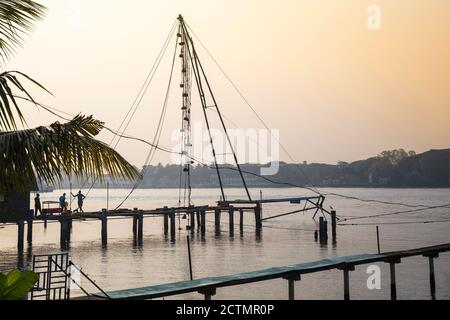 Indien, Kerala, Cochin - Kochi, Vipin Island, chinesische Fischernetze Stockfoto