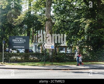 Oxford Brookes University, Oxford 24. September 2020 30 bestätigte Fälle von Coronavirus wurden an der Oxford Brookes University gemeldet, die meisten davon wurden auf gesellschaftliche Zusammenkünfte zurückgeführt. Zahlen deuten darauf hin, dass weniger als zwei Drittel der engen Kontakte von Menschen mit Coronavirus in Oxfordshire durch das Test- und Trace-Regime erreicht werden. Coronavirus-Patienten, die vom Dienst erreicht werden, werden aufgefordert, Details über jeden zu geben, mit dem sie in den 48 Stunden vor Beginn ihrer Symptome in engem Kontakt waren. Die Schüler selbst isolieren sich. Bridget Catterall/Alamy Live News Stockfoto