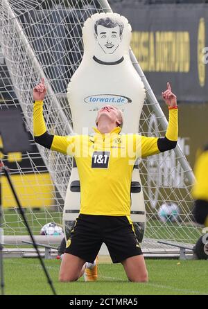 Stadt Dortmund, Deutschland. 24. Sep, 2020. firo: 24.09.2020, Fußball, 1. Bundesliga, Saison 2020/2021, BVB, Borussia Dortmund, Training, Spaß beim Training, Erling HAALAND, Jubilation Quelle: dpa/Alamy Live News Stockfoto